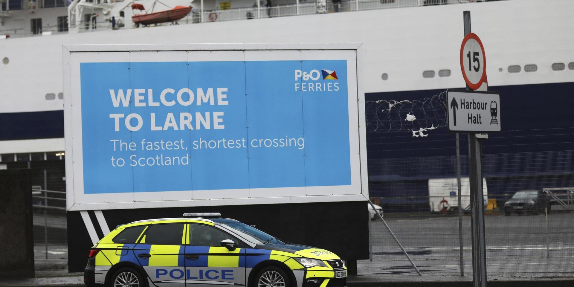 En polispatrull på plats i hamnen i Larne i Nordirland, där kontroller av gods från övriga Storbritannien tills vidare stoppats efter våldshot från extremister. Arkivfoto.