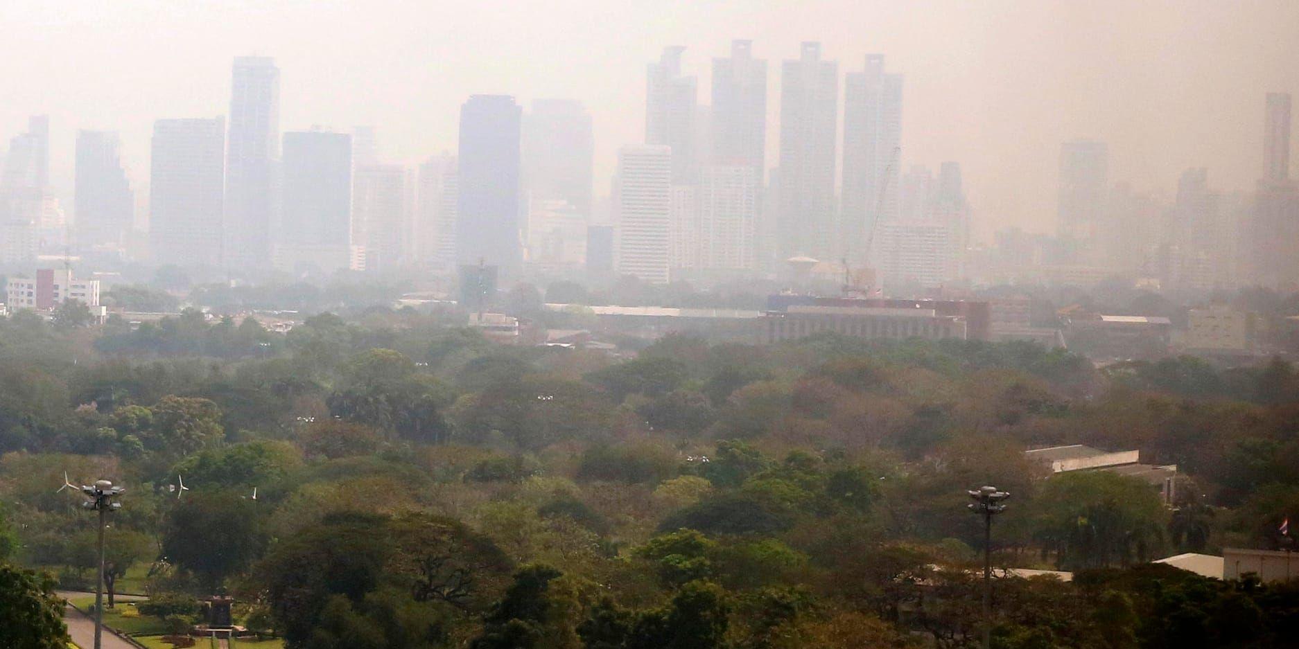 Tjock smog innesluter den thailändska huvudstaden Bangkok. Arkivbild.