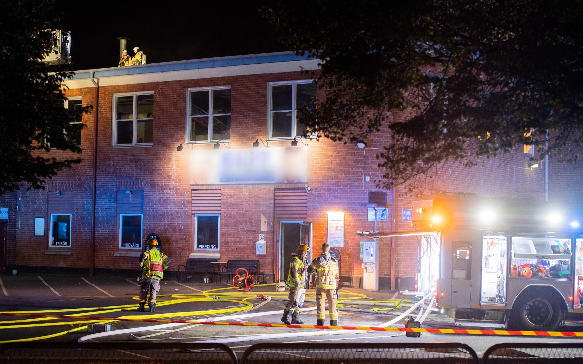 Byggnaden som det brinner i ska vara stor men räddningstjänsten har fått bra effekt på släckningsarbetet.
