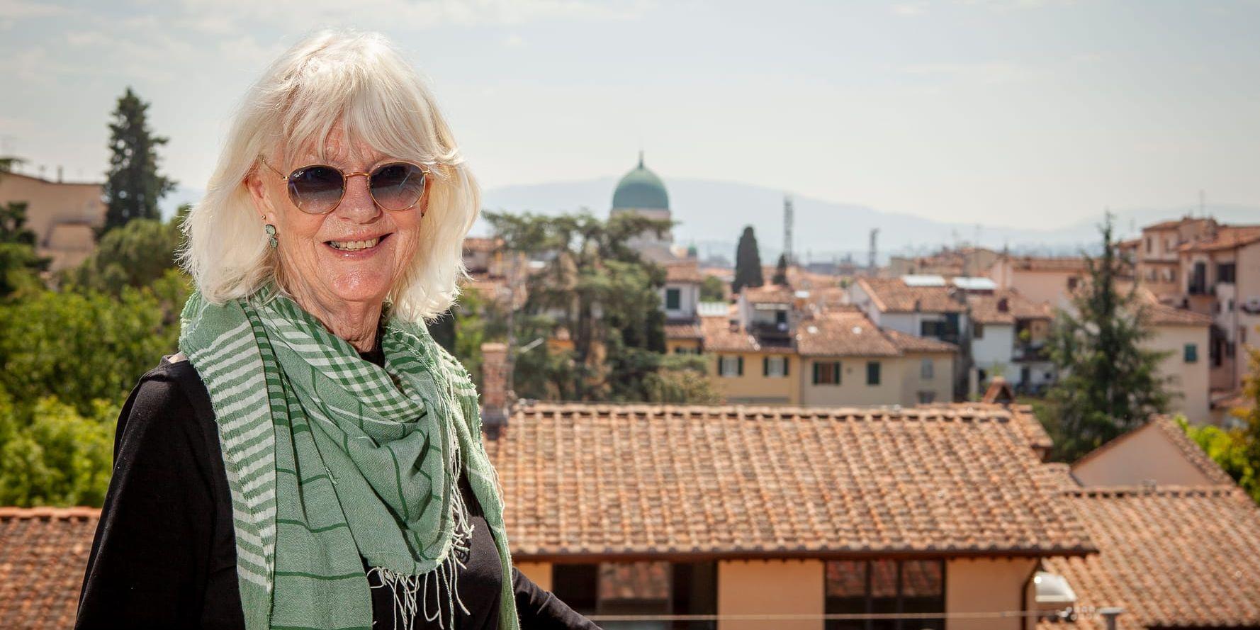 Agneta Helldal från Falkenberg har bott i Italien i 45 år och sedan drygt 20 år tillbaka arbetar hon som guide i Florens. Åtskilliga svenska turister har tack vare henne hittat till konstskatter, marknader, affärer, restauranger och mycket annat. I bakgrunden skymtar takkupolen på Santa Maria del Fiore.