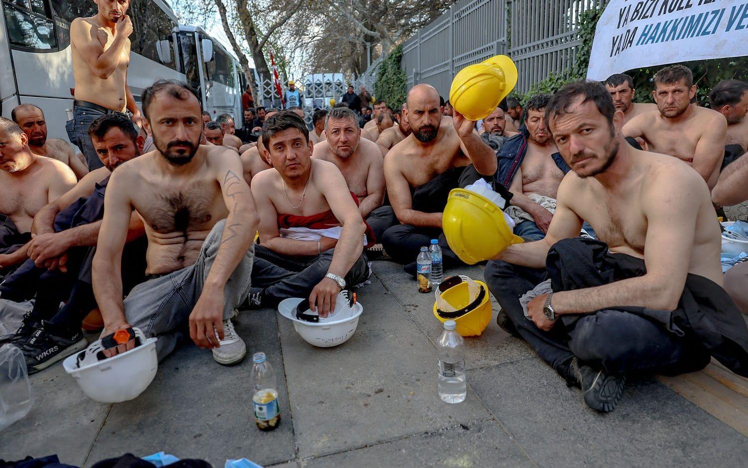 Gruvarbetarna sittstrejkar utanför Turkiets energidepartement i Ankara på måndagen. De greps tidigt på tisdagen.