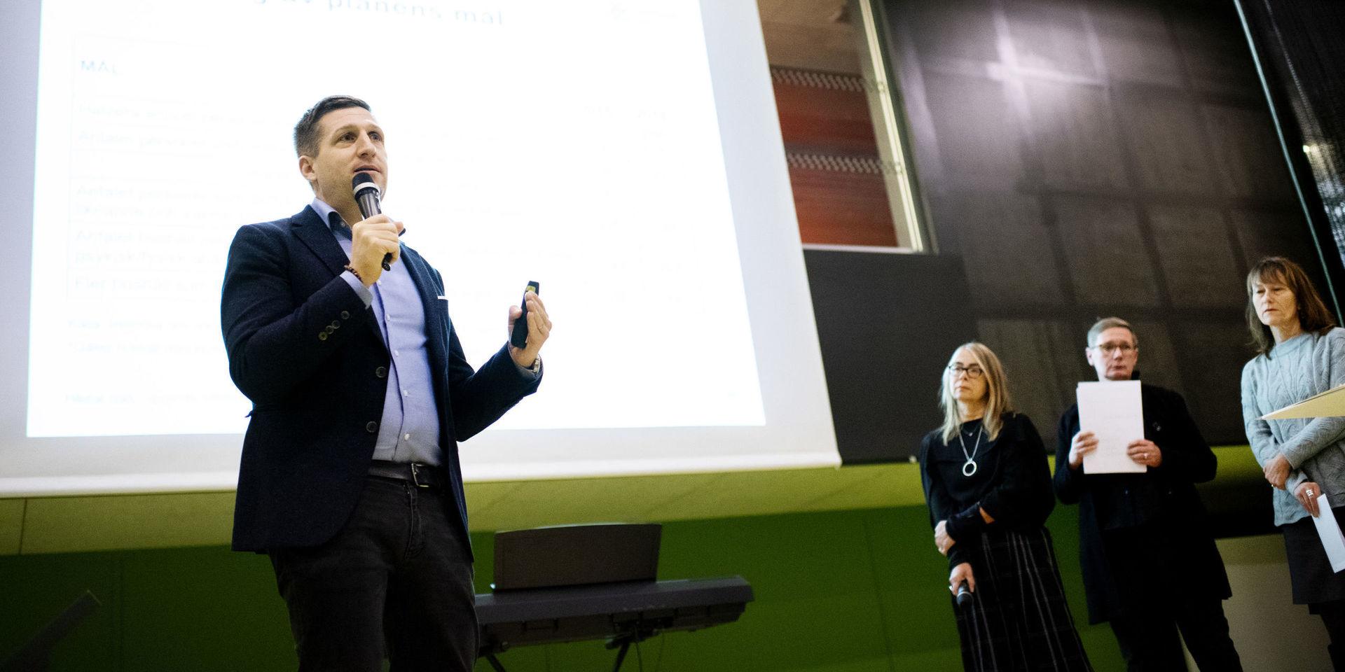 Erik Gedeck, chef på boendeavdelningen på fastighetskontoret, under en hemlöshetskonferens i Angereds sporthall 2018. 