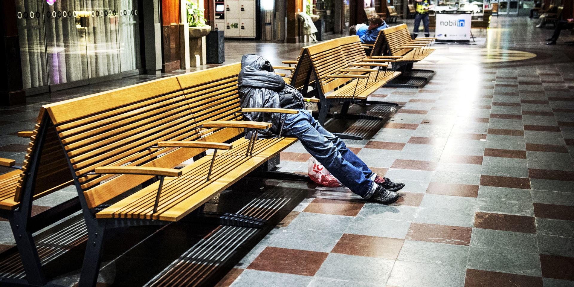 En natt på Göteborgs Centralstation är stängd. Hemlösa sover på bänkarna. 