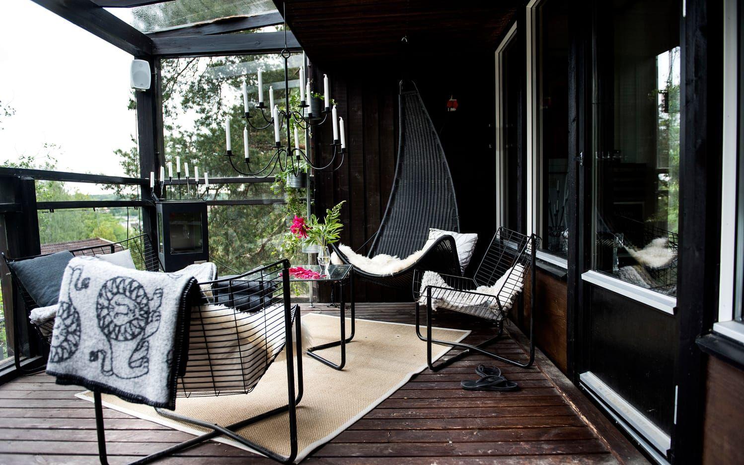 Huset har flera härliga terrasser. De stålrörskonstruerade utemöblerna är från Ikeas 1980-talsserie Järpenav formgivaren Niels Gammelgaard. Foto: Pontus Lundahl/TT