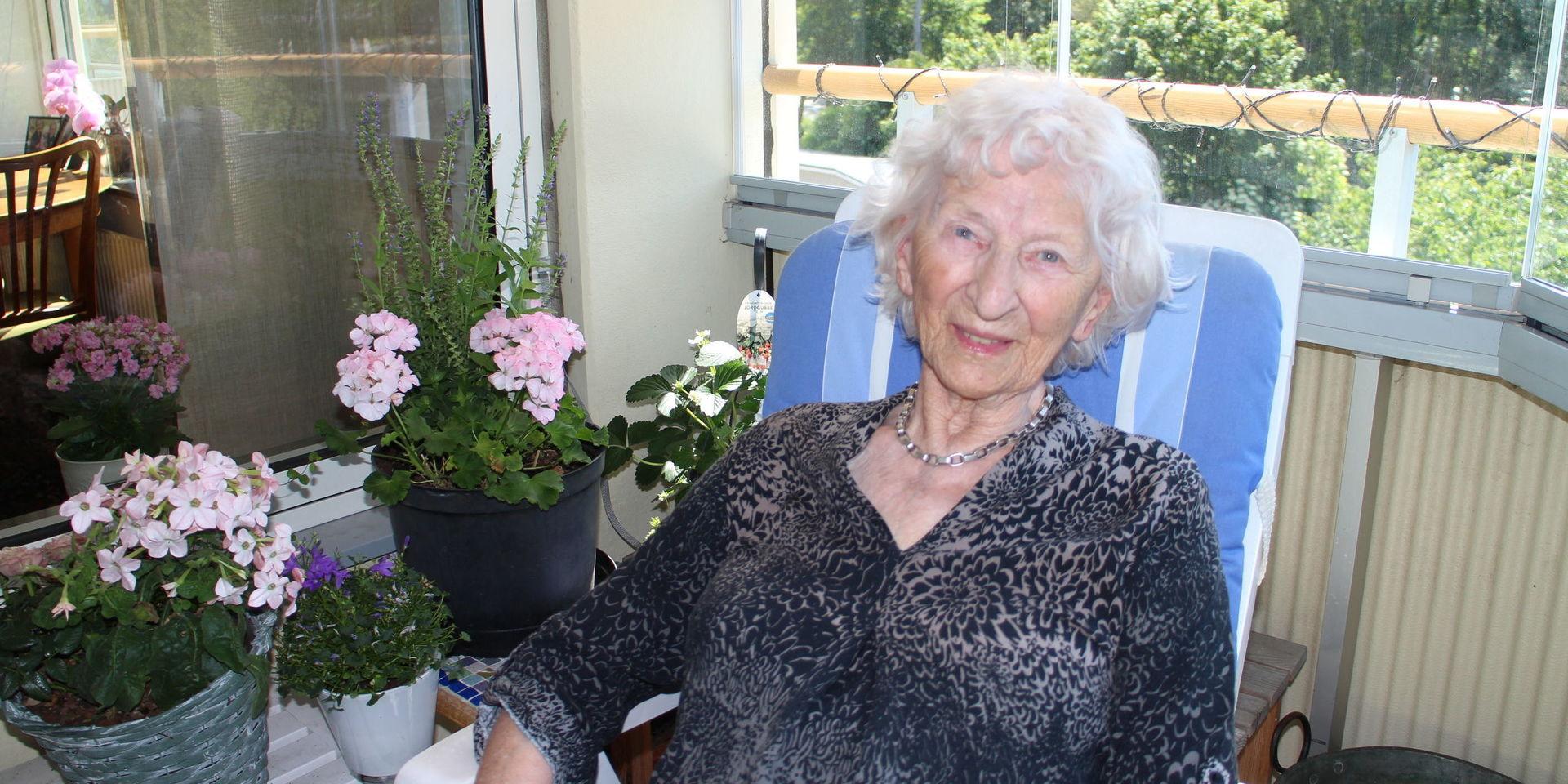 För ett par månader sedan fyllde Margot Vernmark 99 år. Men trots att hon numera bara har ledsyn, så klarar hon med gott humör av det mesta själv. &quot;Jag är en livsnjutare och uppskattar god mat och dryck lika mycket som förr&quot;, säger hon.