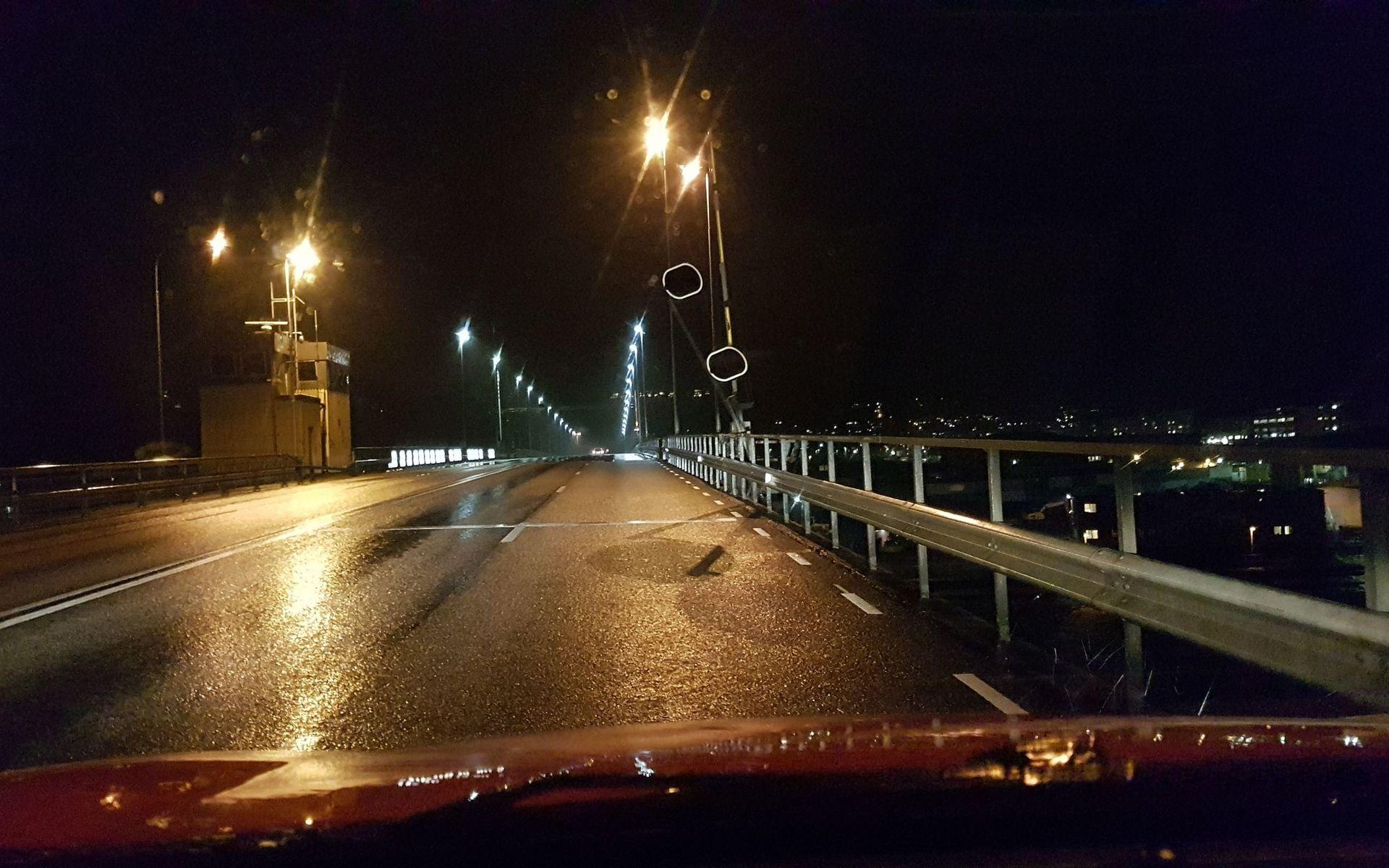 En ljusstolpe har knäckts på Jordfallsbron i Kungälv.
