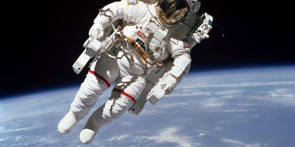 I denna Nasa-bild från den 7 februari 1984 genomför astronauten Bruce McCandless en frikopplad rymdpromenad.