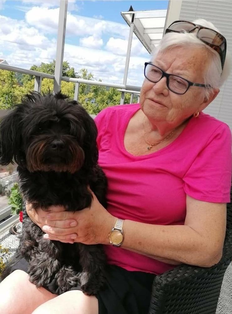 Ethel Petersson, 85, har levt tillsammans med hunden Ozzy i tio år.