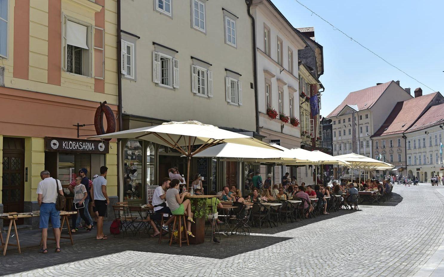 Ett av Ljubljanas många lugna kaféer. Den historiska stadskärnan i huvudstaden är avstängd för biltrafik. Foto: Anders Pihl.