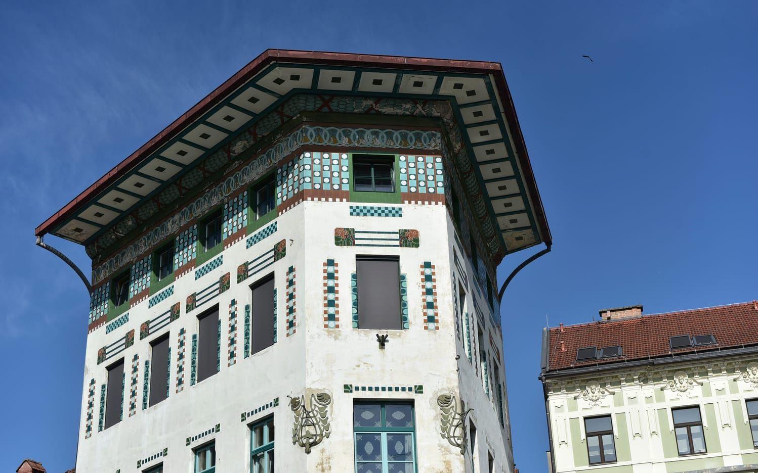 En av många intressanta äldre byggnader i Sloveniens huvudstad Ljubljana. Foto: Anders Pihl.