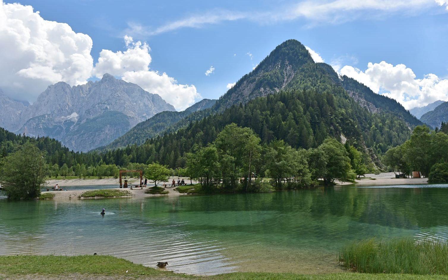 Jasnasjön ovanför Kranjska Gora ligger omgiven av Alpernas höga bergstoppar. Foto: Anders Pihl.