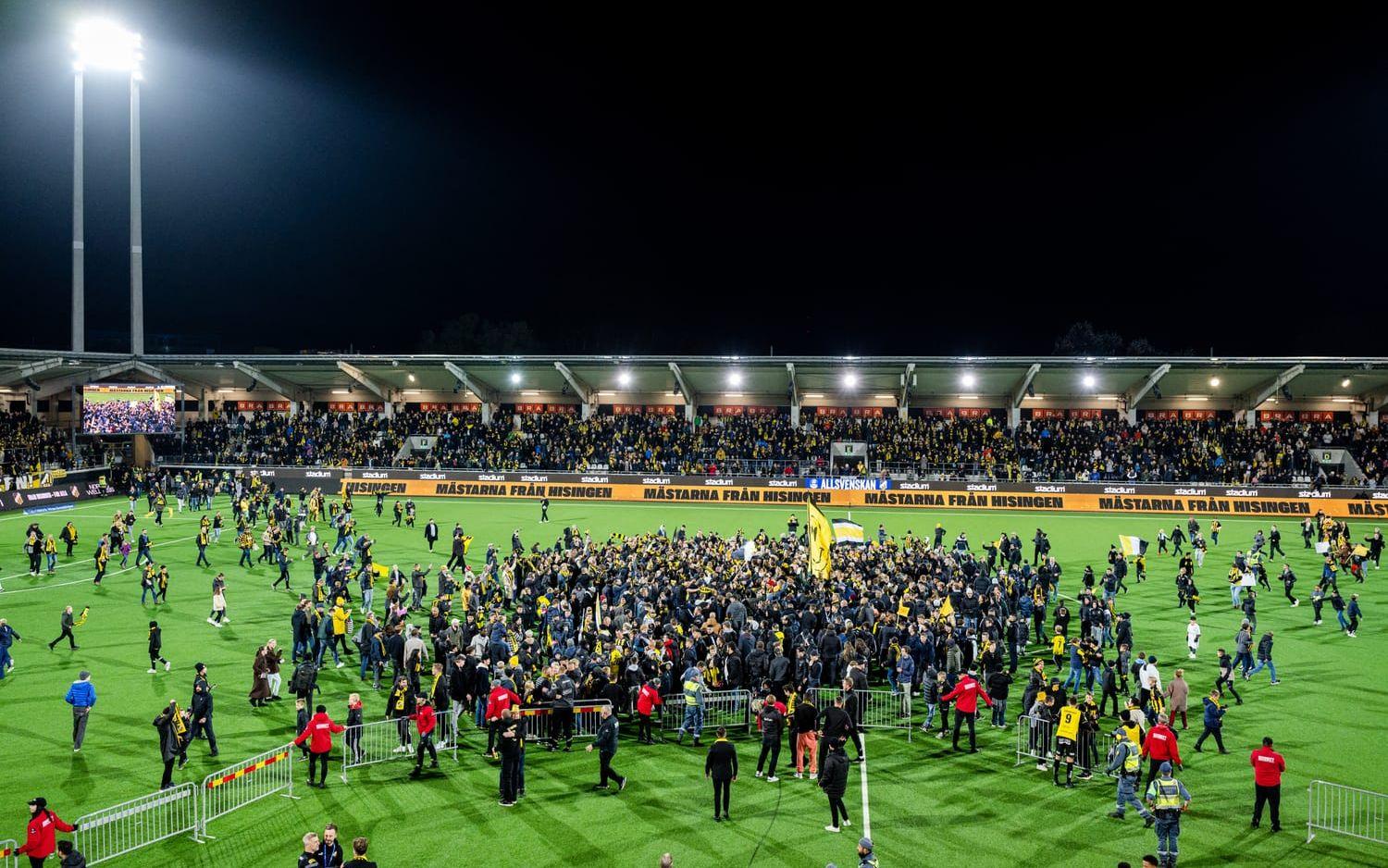 Häcken-supportrar stormade planen efter slutsignal mot IFK Norrköping. 