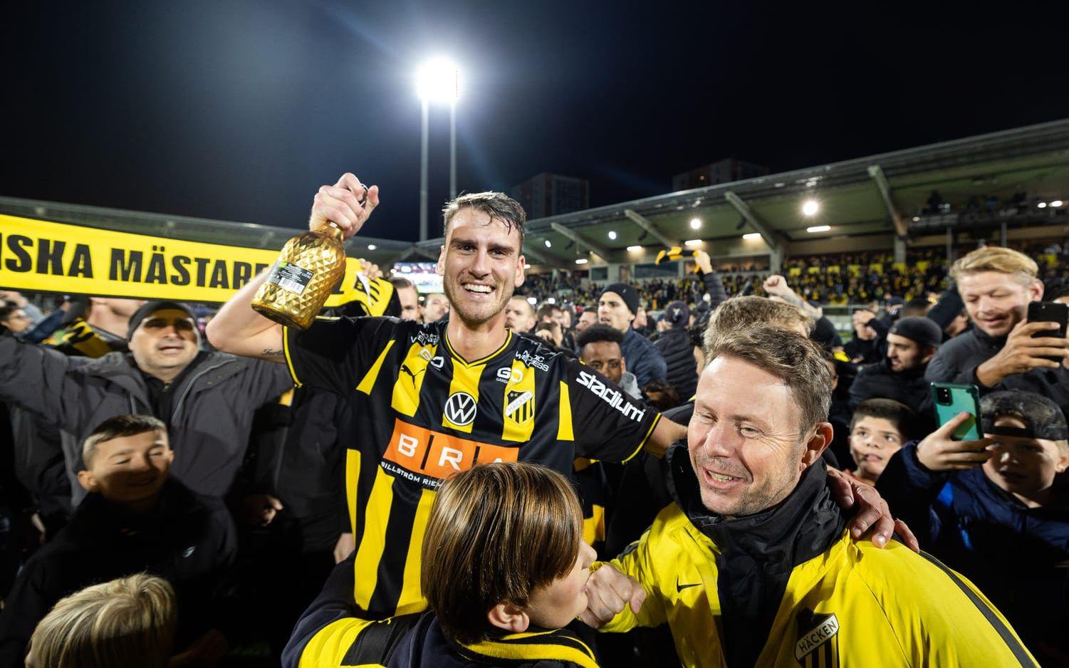 Johan Hammar firar på planen efter säsongens sista match. 