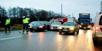 Fyra personbilar och en lastbil var inblandade i en seriekrock på Torslandavägen.