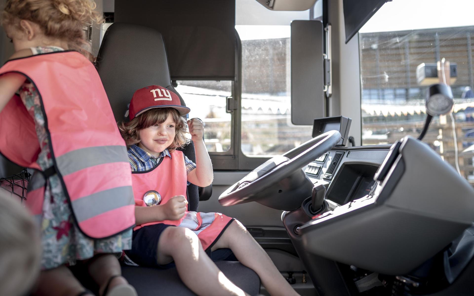 Oskar Lagerkvist, 4 år, och hans kompisar fick möjlighet att undersöka alla delar av bussen. Även tutan. 