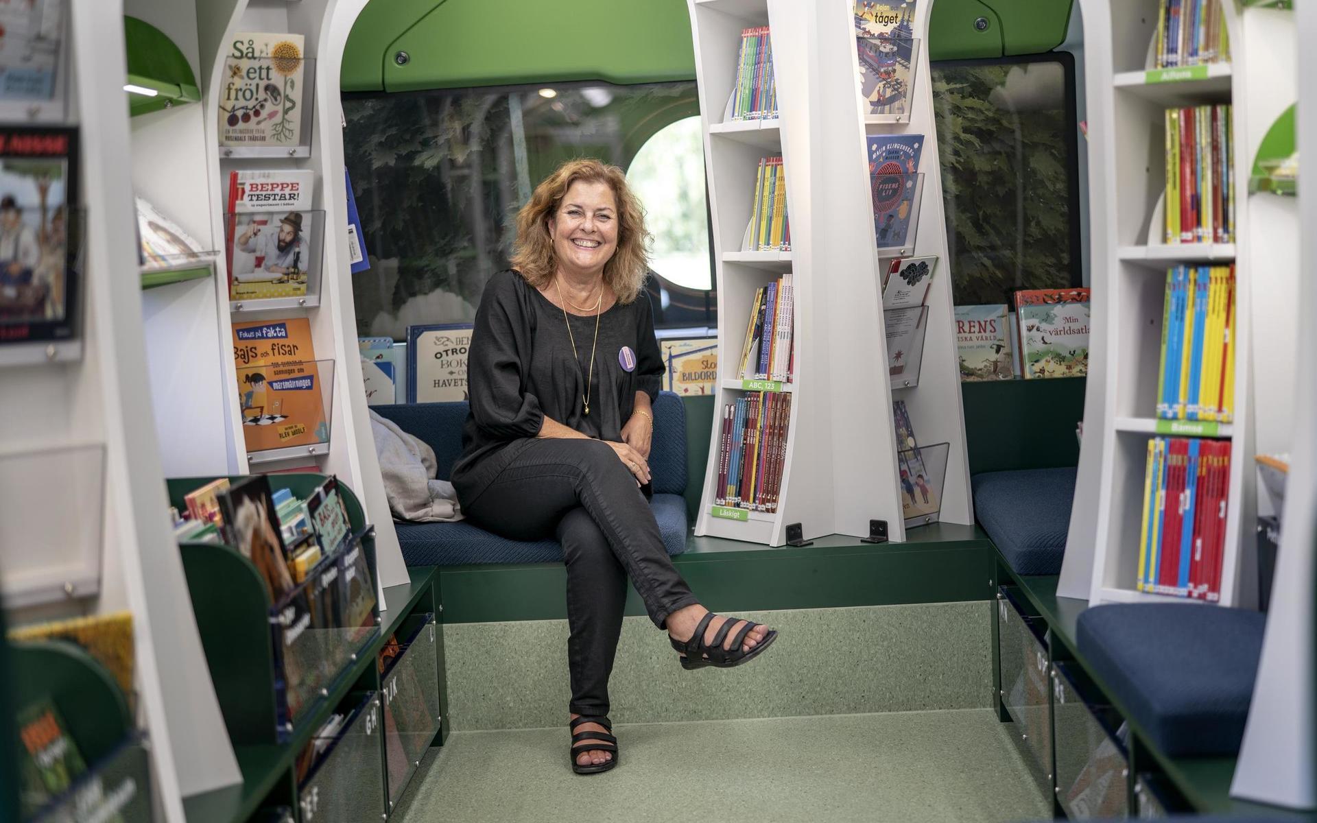 Stadens bibliotekschef Anette Eliasson har hittat in i skogsbussen. 
