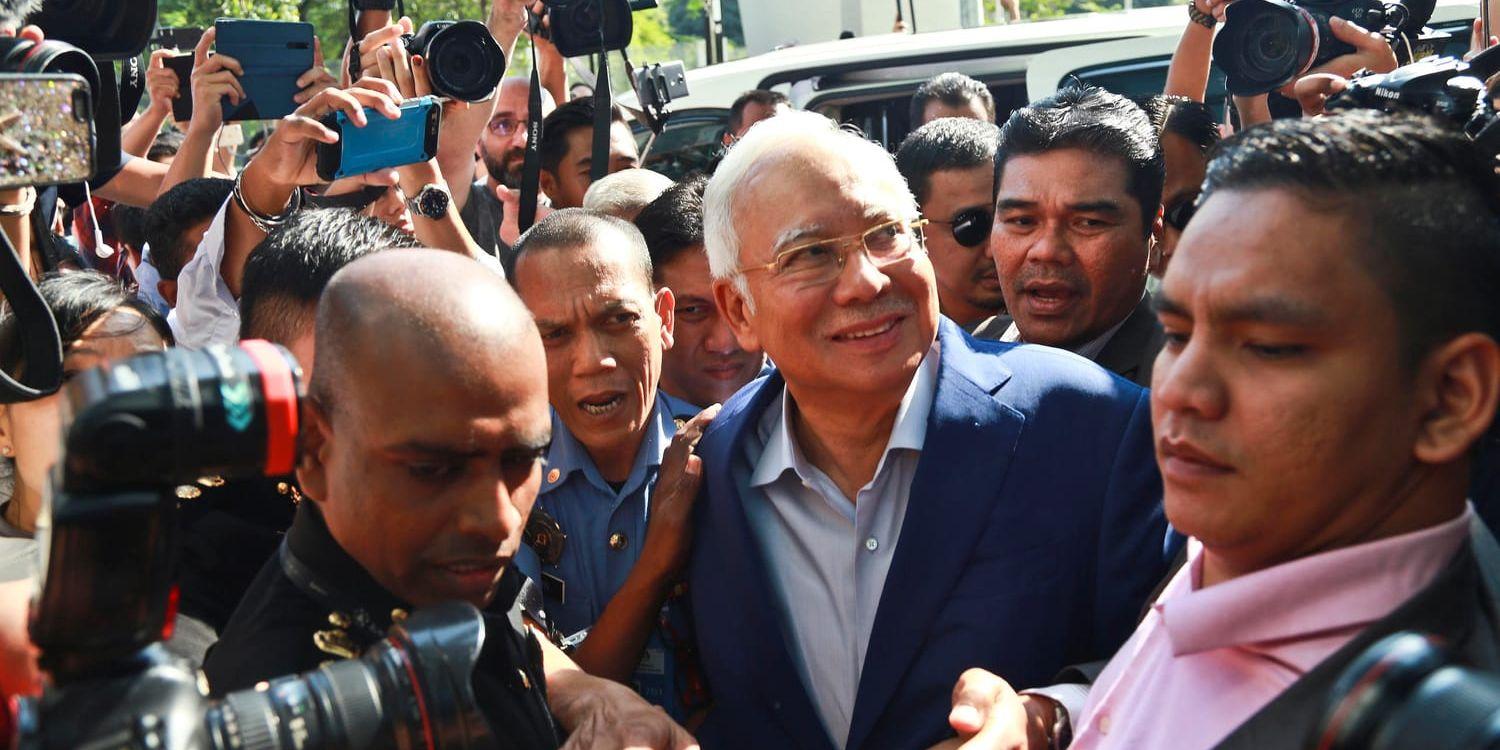 Najib Razak anländer till den malaysiska antikorruptionsmyndigheten.
