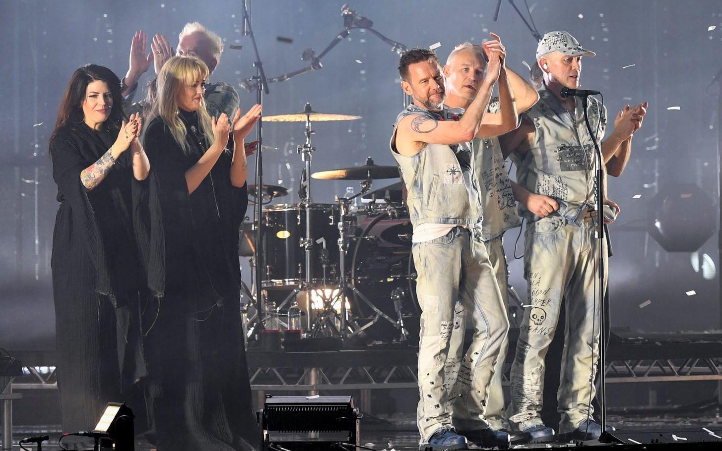 De fyra medlemmarna i Kent – Sami Sirviö, Joakim Berg, Markus Mustonen och Martin Sköld tackar publiken tillsammans med körsångarna Malin Brudell, Maria Jane Smith samt Carolina Wallin Pérez efter den sjätte och sista Kent-konserten 3 arena i Stockholm.