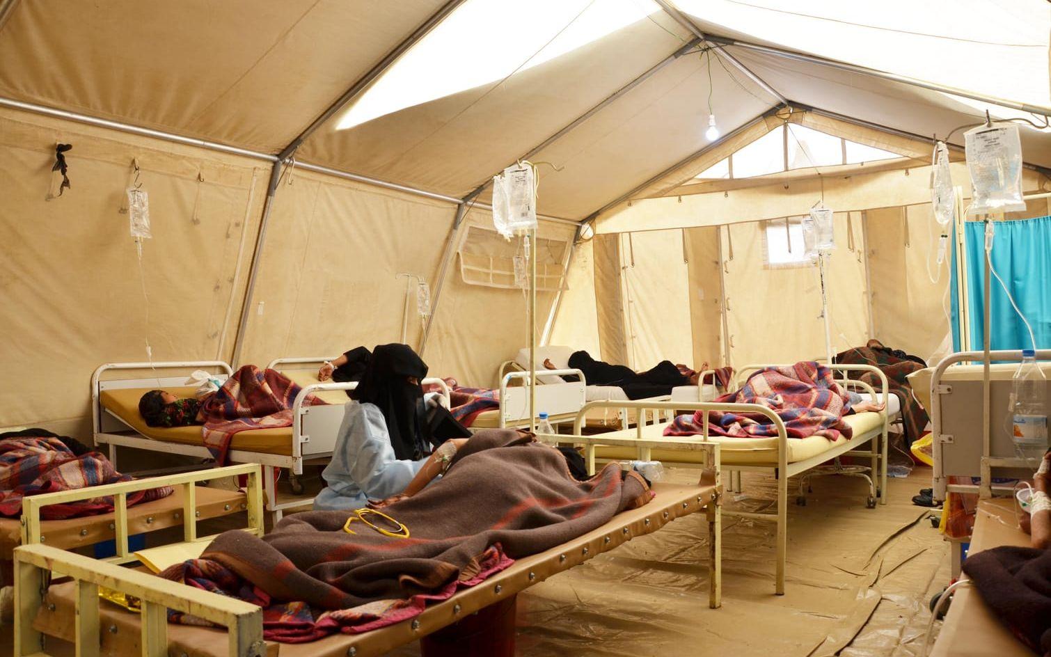 På den kvinnliga kolerasektionen i byn Abs vårdar lokala krafter och internationella hjälporganisationer de sjuka. Foto: Läkare utan gränser