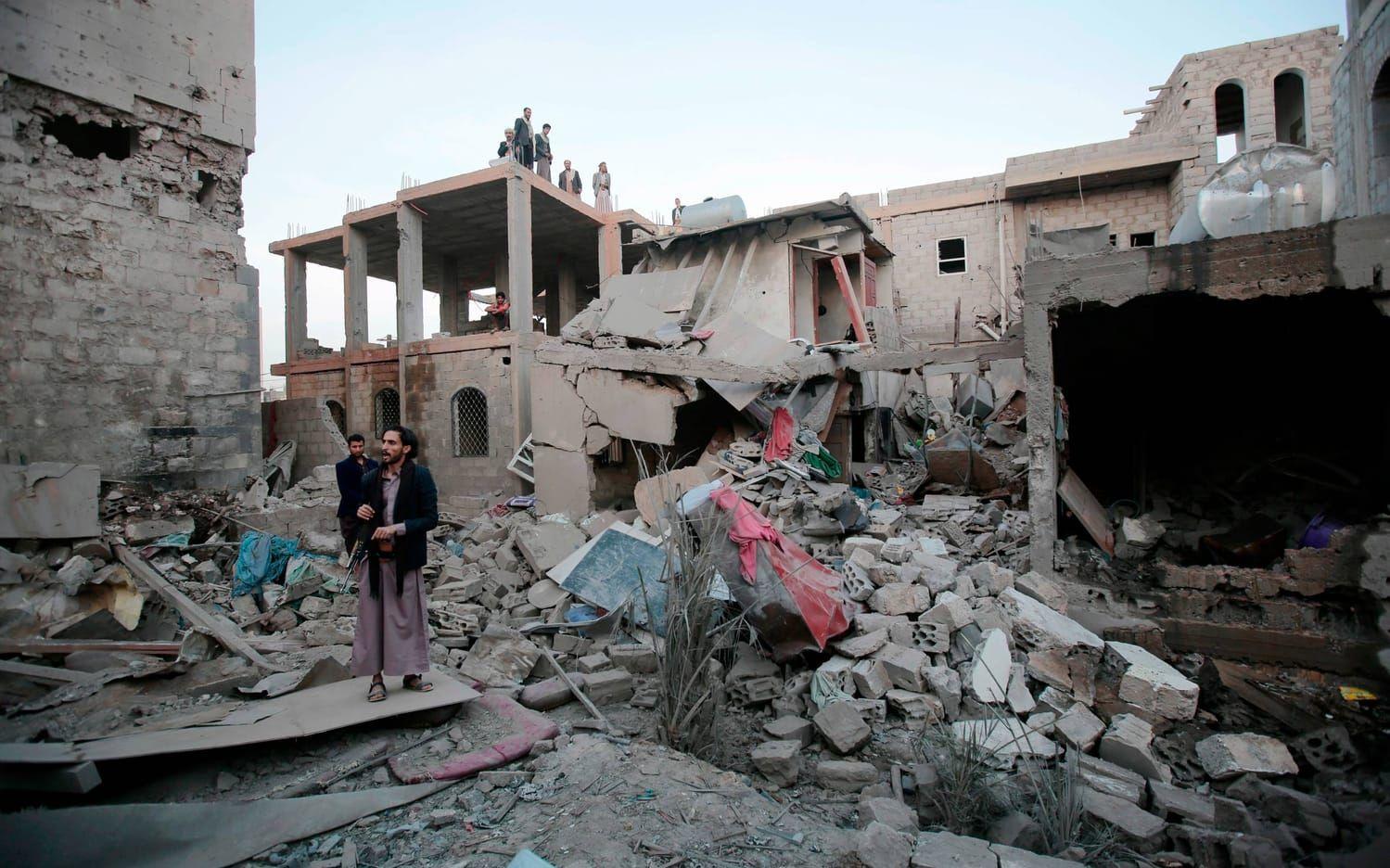 Städer och byar har raserats av Saudi-ledda flyganfall och omkring 100 civila eller fler dör av flyganfallen och granatelden. Bild: TT