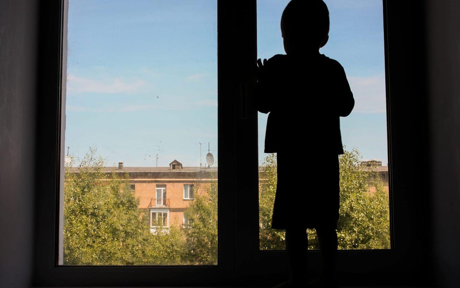 Hos Göteborgs kvinnojourer ser man att barn ibland blir hemma från skolan i flera månader, ibland merparten av en termin. Barnet på bilden har inget med artikeln att göra. Bild: Kseniia Glazkova