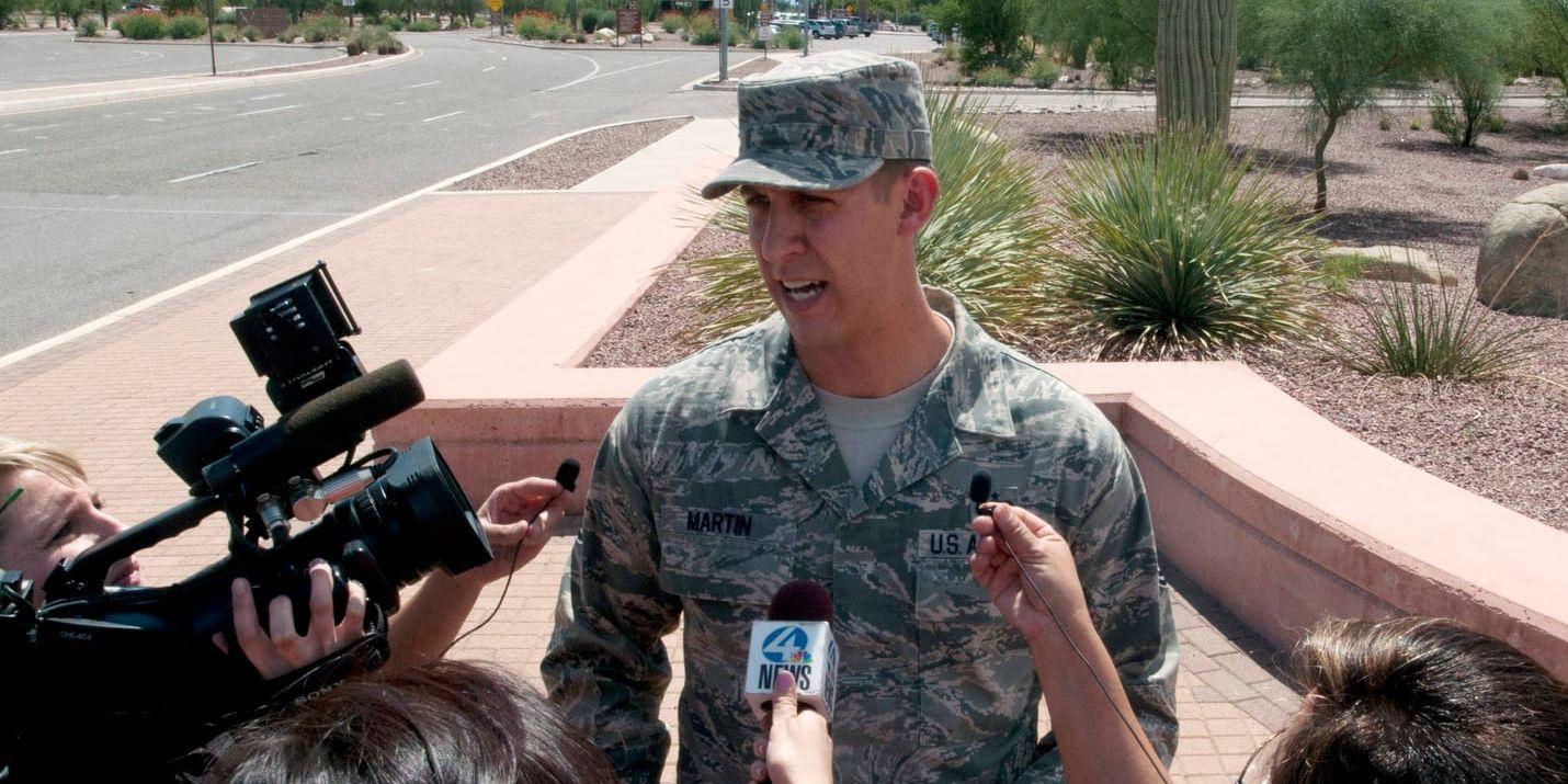 Flygbasteknikerna sergeant Russ Martin pratade med media utanför en ingång till Davis-Monthan Air Force Base i Tucson, Arizona i september, 2011, efter ett falsklarm om skottlossning på basen.