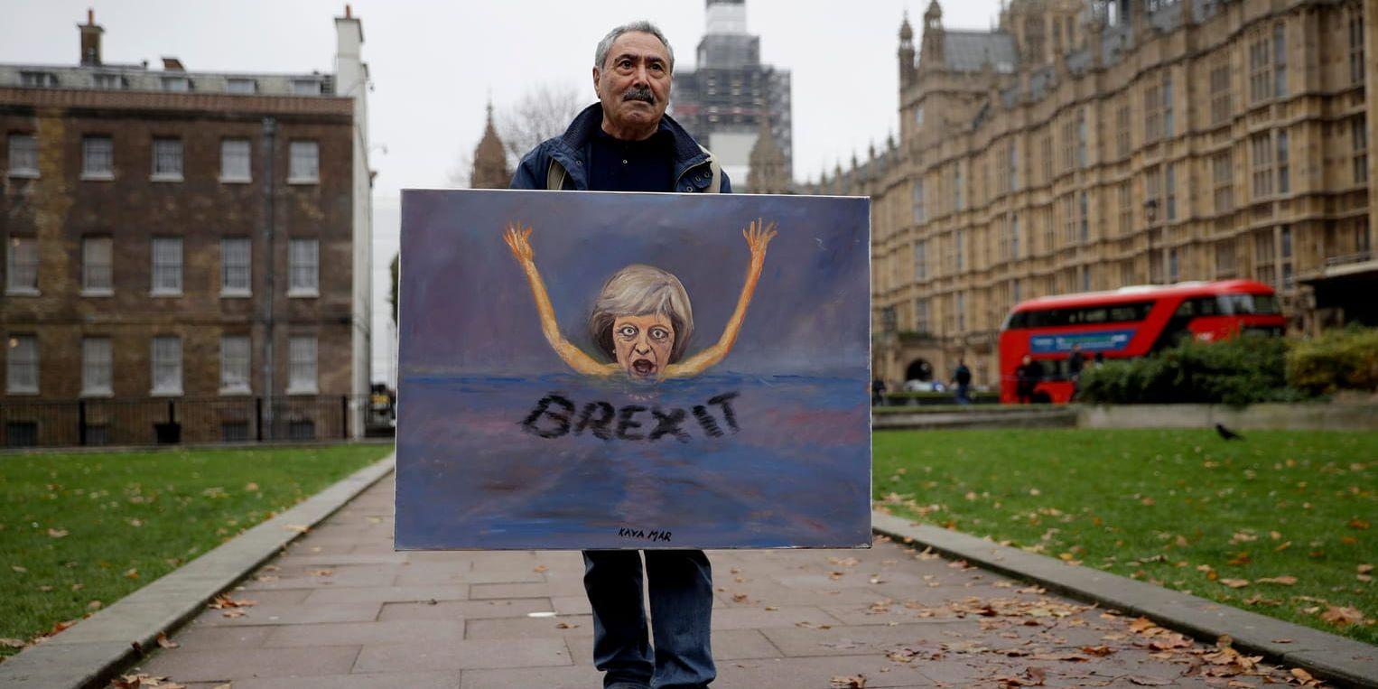 Lyckas Storbritanniens premiärminister Theresa May hålla sig flytande fram till parlamentsomröstningen om brexitavtalet med EU som väntas i december? Arkivbild.