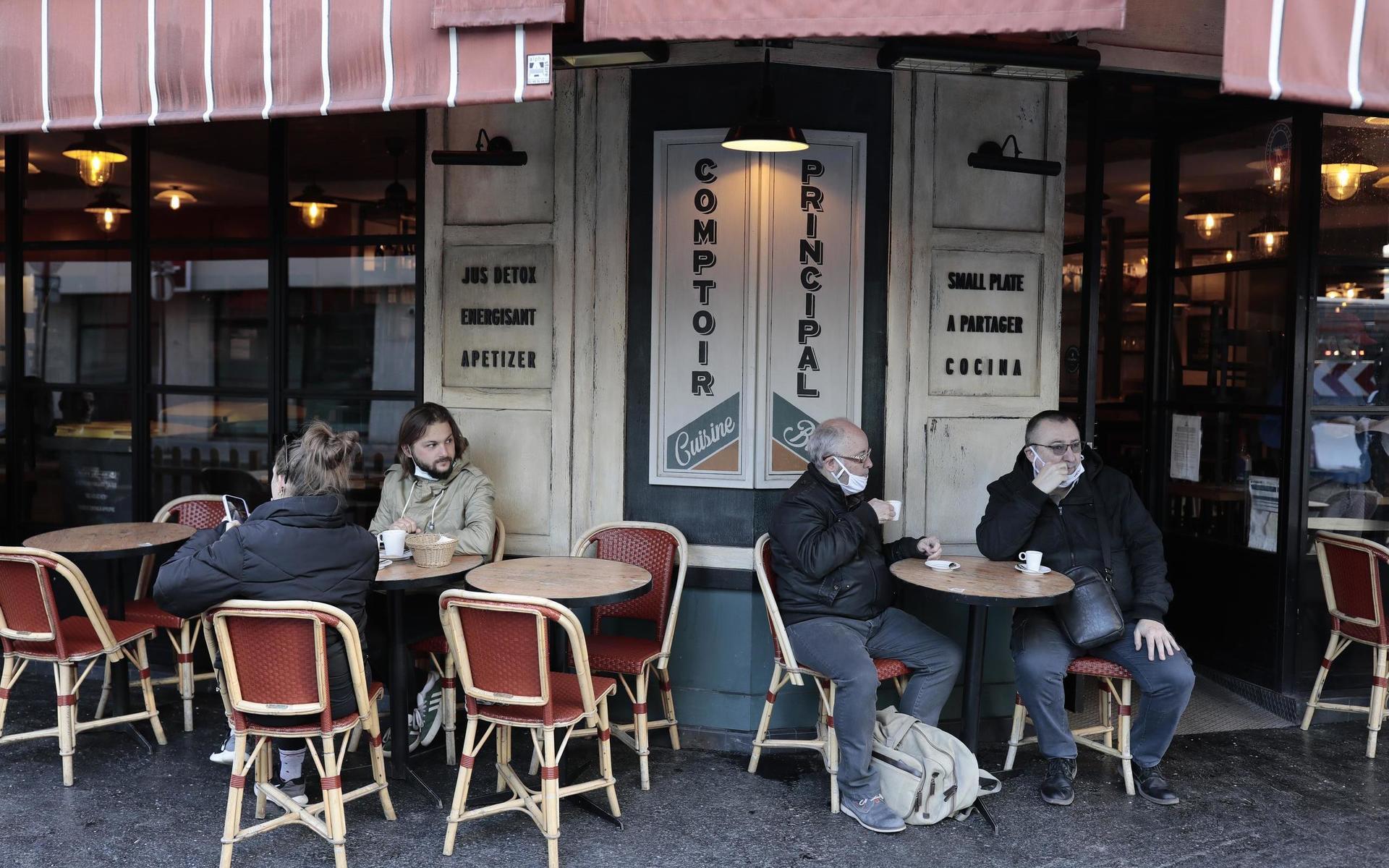 Tusentals av Paris kaféer logiställen har tvingats till konkurs under pandemin.