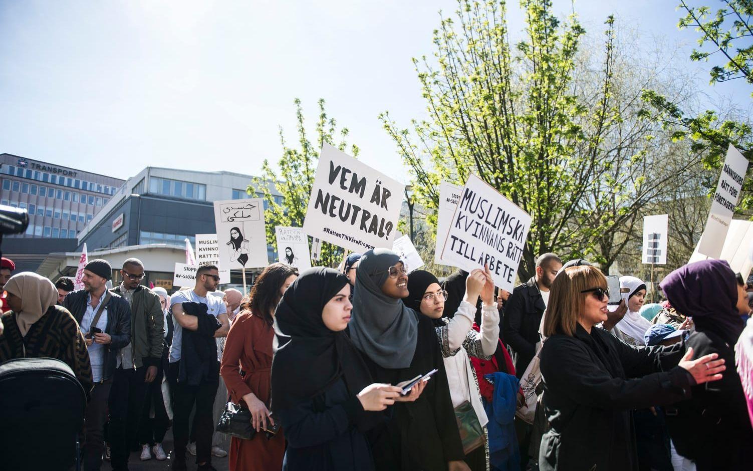 Ett hundratal personer samlades på Masthuggstorget under första maj för att demonstrera mot en dom i EU-domstolen. Bild: Anna Svanberg