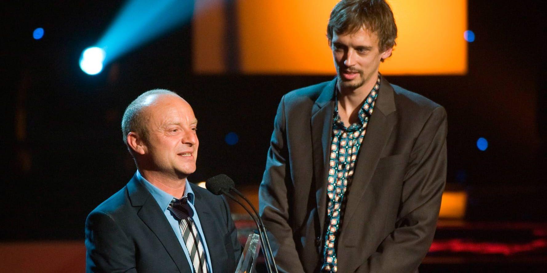 Manusförfattaren Jonas Gardell och regissören Simon Kaijser tog emot tv-priset Kristallen i kategorin årets dramaprogram för miniserien "De halvt dolda" 2009. Arkivbild.