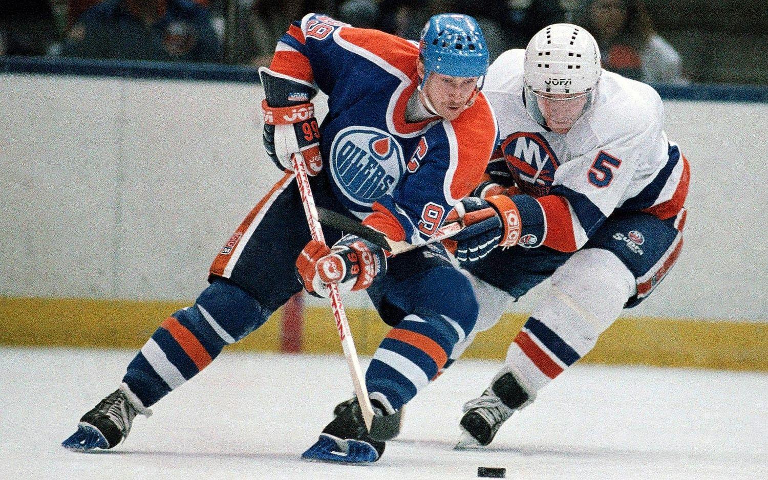 Wayne Gretzky, vänster, i kamp om pucken i en NHL-match 1988 mot New York Islanders. Arkivbild.