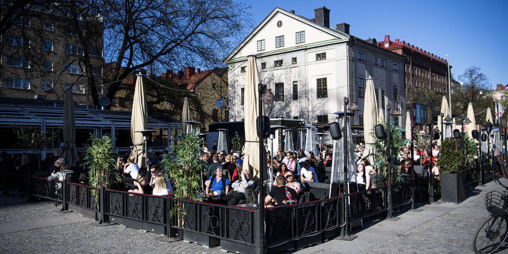 Folk sitter på uteserveringar på Medborgarplatsen i Stockholm trots covid-19-pandemin. Arkivbild.