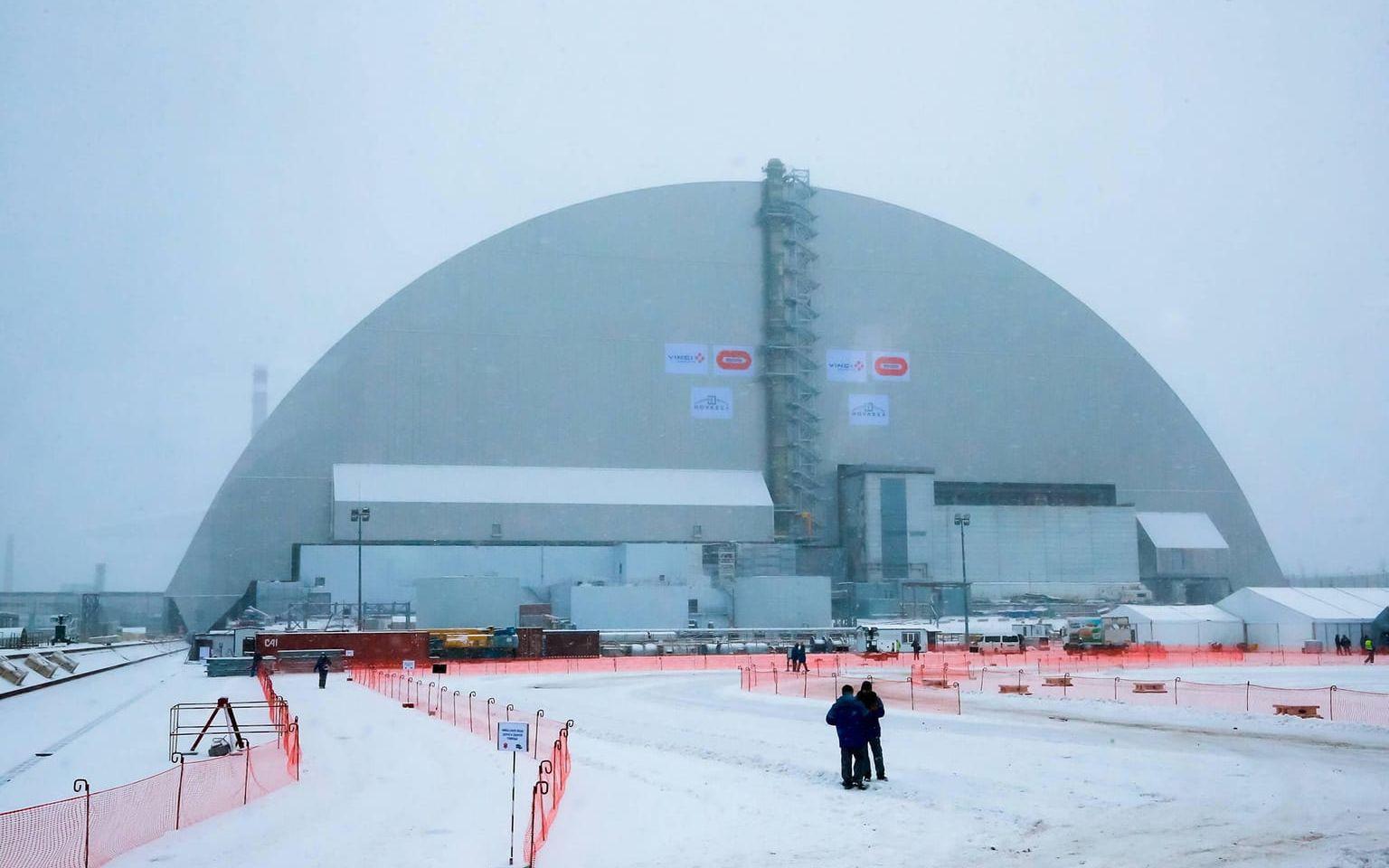 Domen på plats över den sprängda Reaktor 4 i Tjernobyl. FOTO: TT