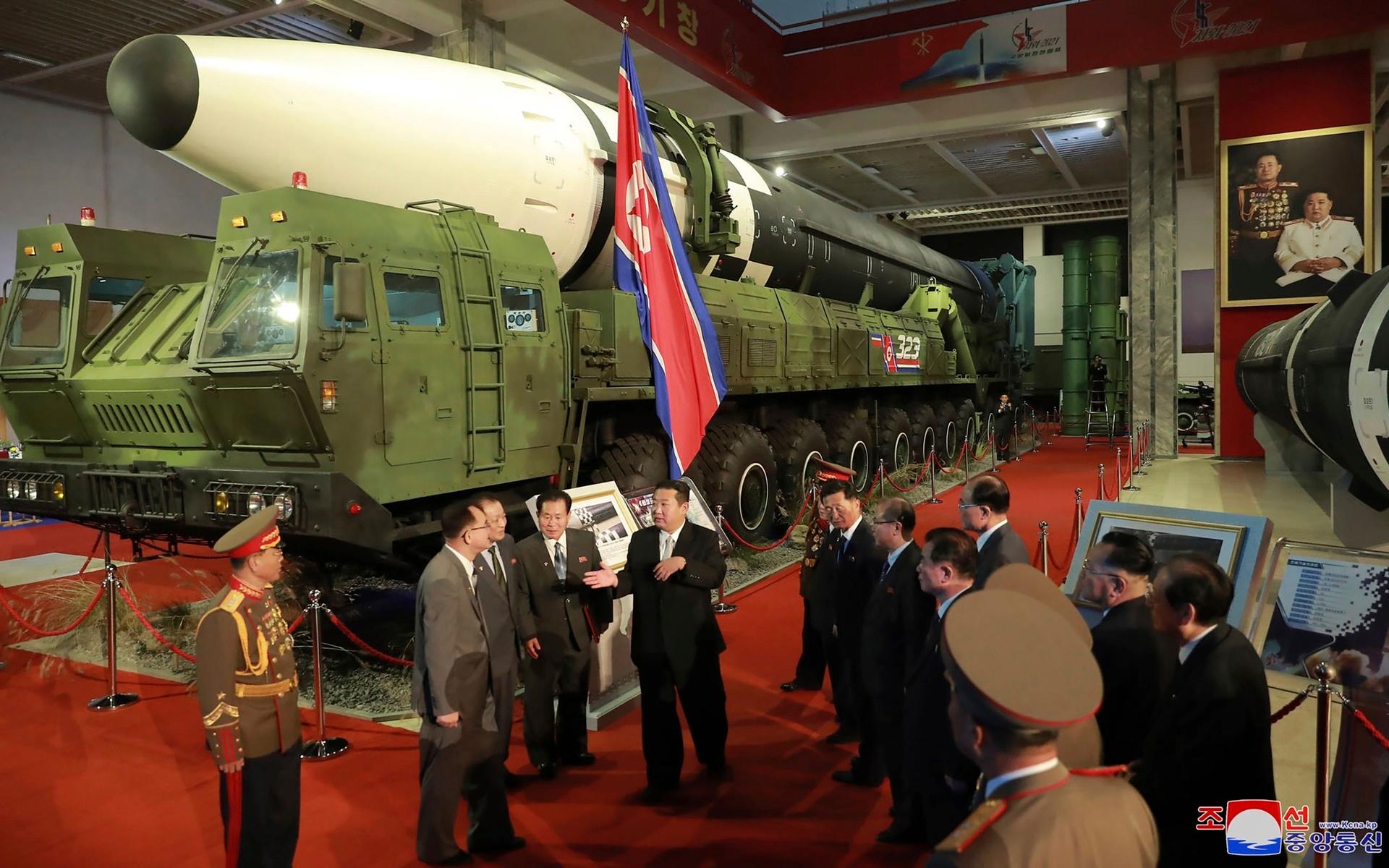 Nordkorea ska bygga en ”oövervinnelig” militär, sade diktatorn i sitt tal.