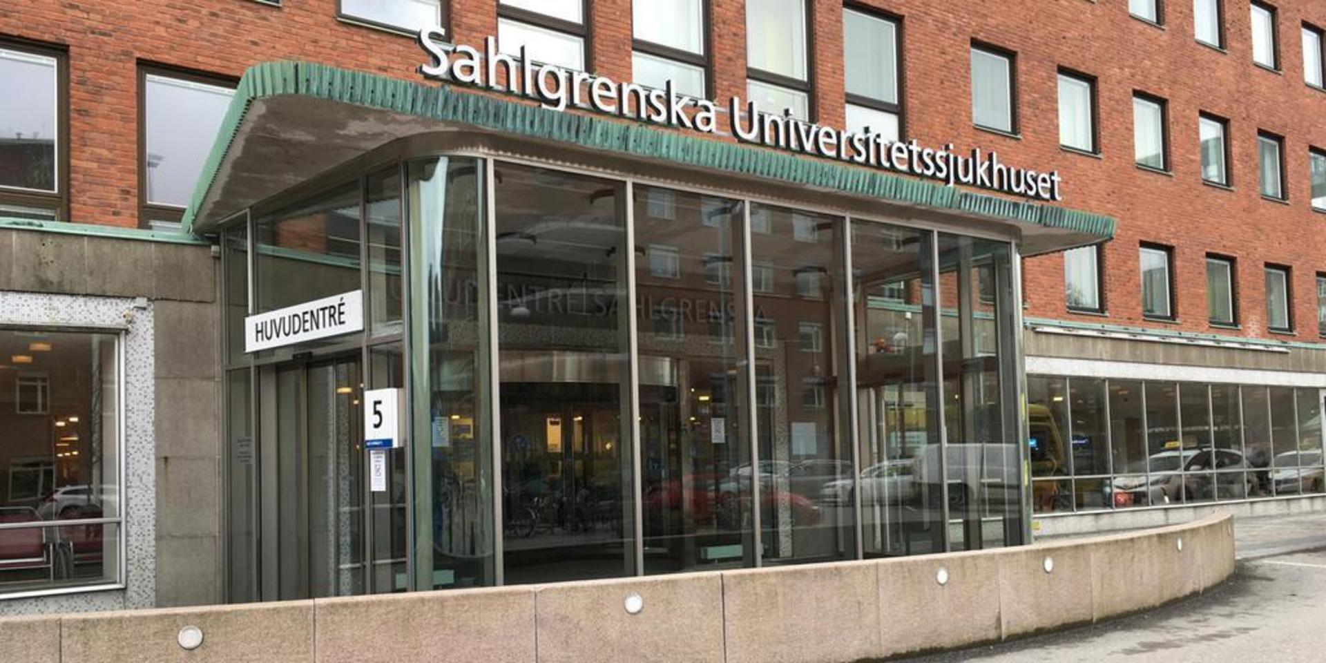 Överläkaren vid Sahlgrenska universitetssjukhus gick till jobbet med symtom på covid-19.