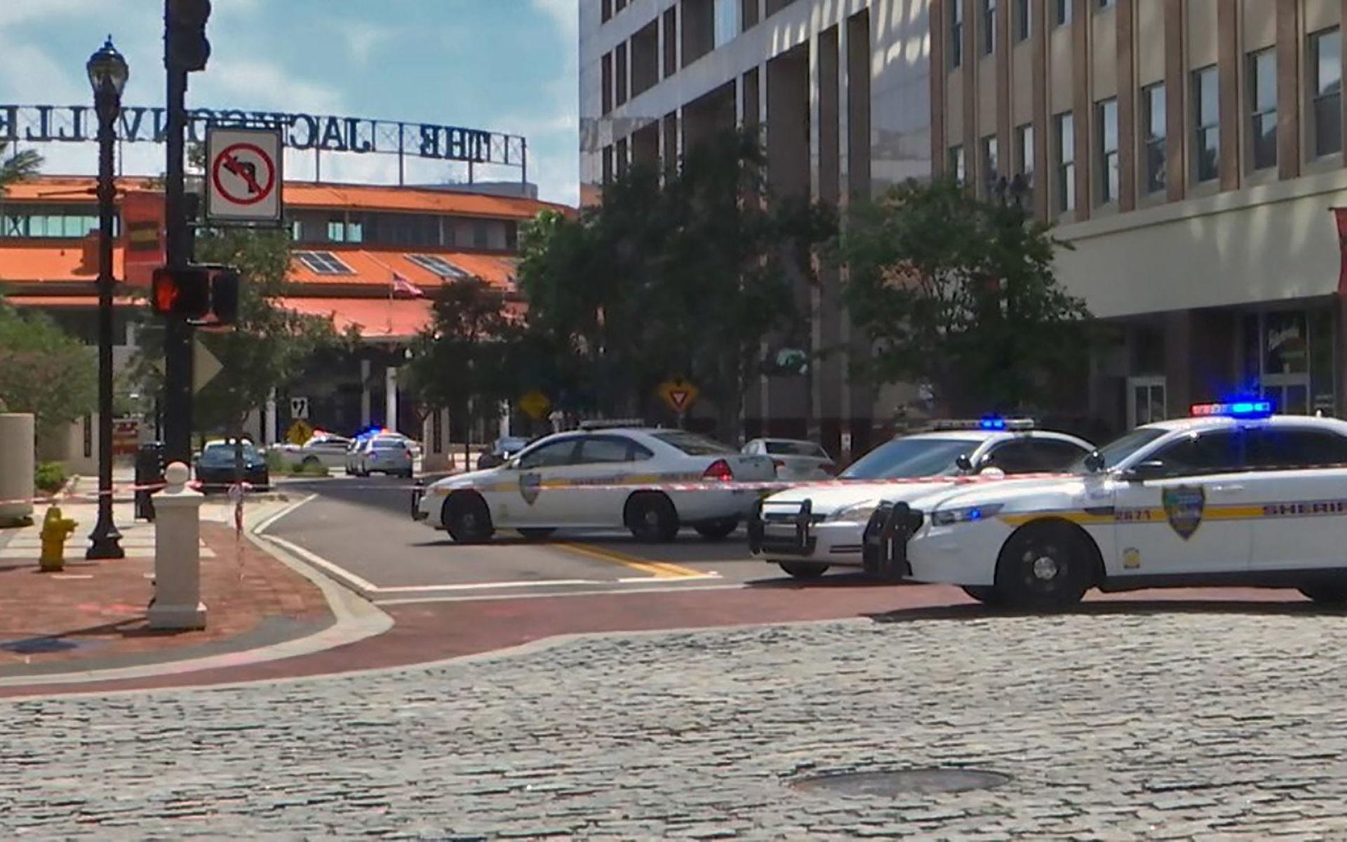 Polisbilar blockerade en väg som leder fram till köpcentret i Jacksonville där masskjutningen ägde rum. 