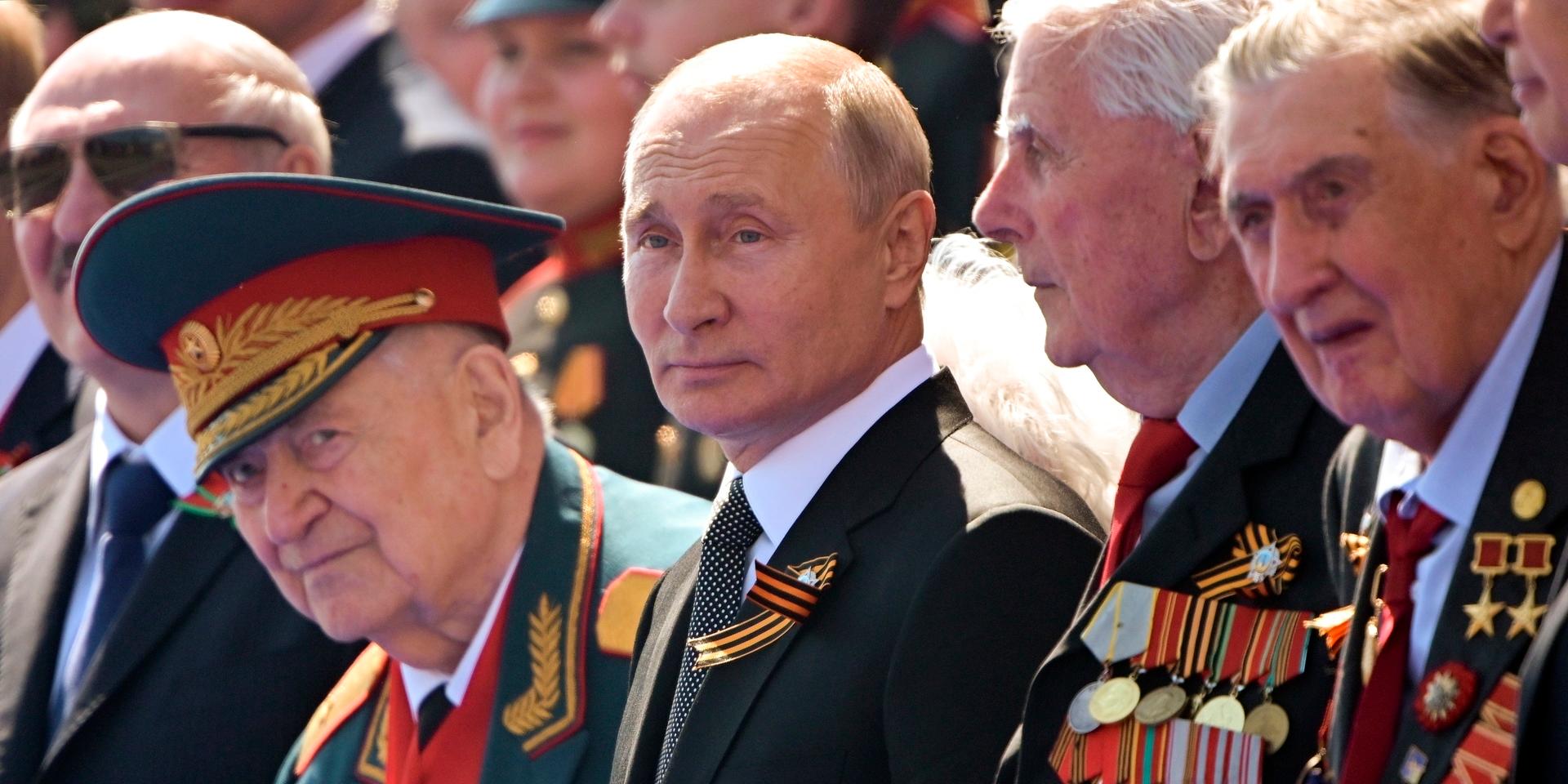 Rysslands president Vladimir Putin överblickar militärparaden för att fira segern i andra världskriget. Bilden är från 2020 då firandet sköts fram till den 24 juni på grund av coronarestriktioner. 
