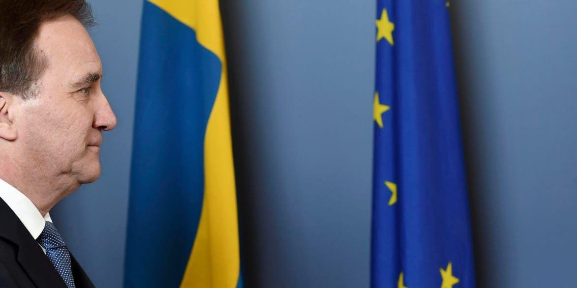 Statsminister Stefan Löfven (S) porträtterad med en svensk flagga och en EU-flagga i Rosenbad. Arkivbild.