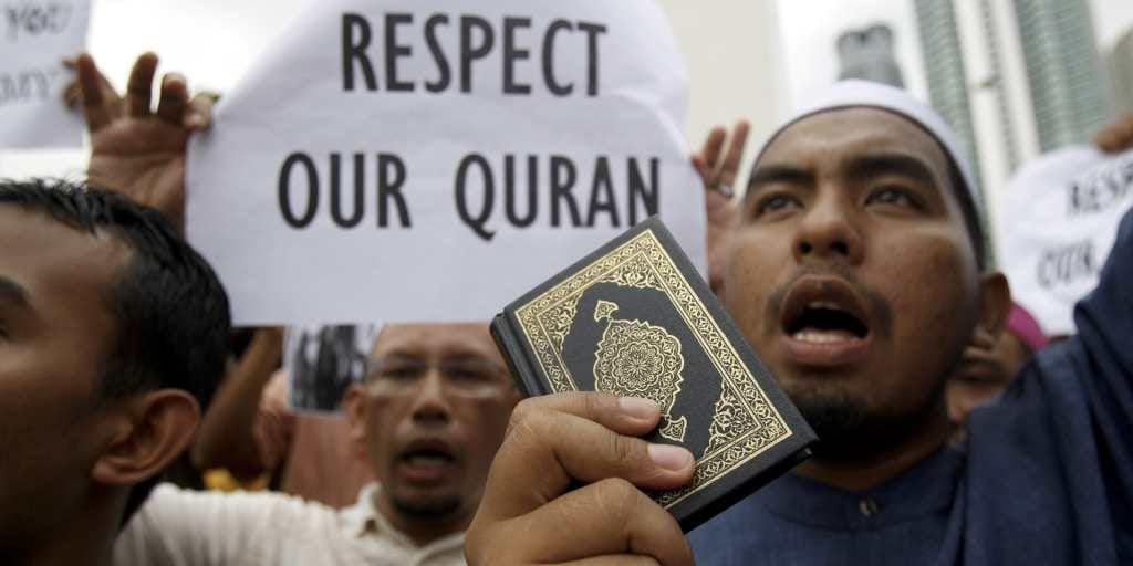 "Respektera Koranen" kräver demonstranter utanför USA:s ambassad i Kuala Lumpur, Malaysia.