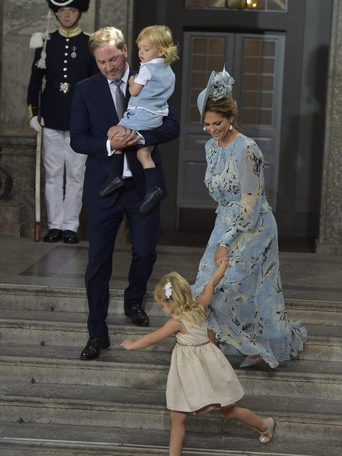 Prinsessan Madeleine och Chris O'Neill med barnen prinsessan Leonore och prins Nicolas vid firandet av kronprinsessan Victorias 40-årsdag 2017.