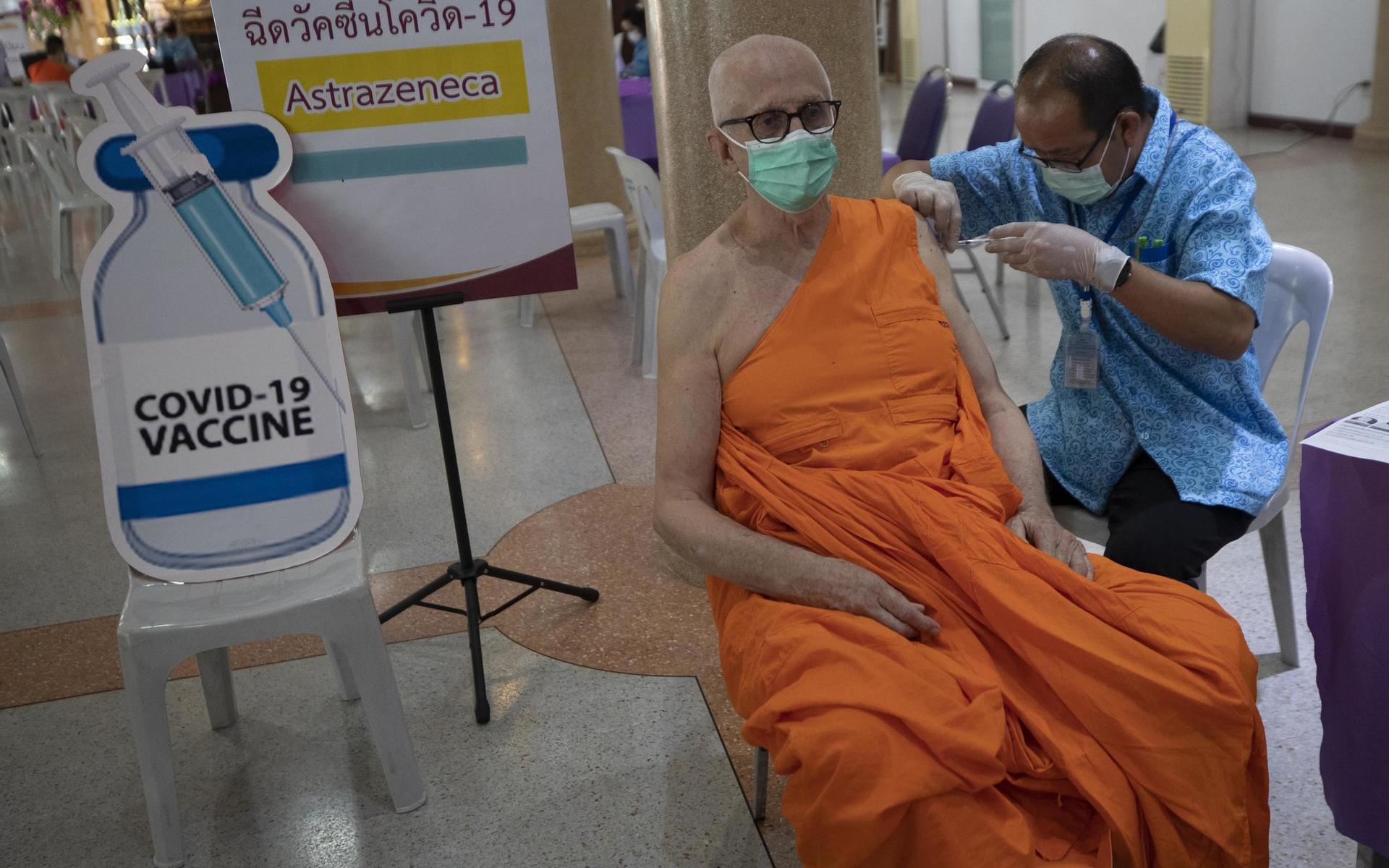 I Thailand har bara en knapp procent fått en vaccindos hittills. Här vaccineras en buddistmunk i Bangkok den 9 april.