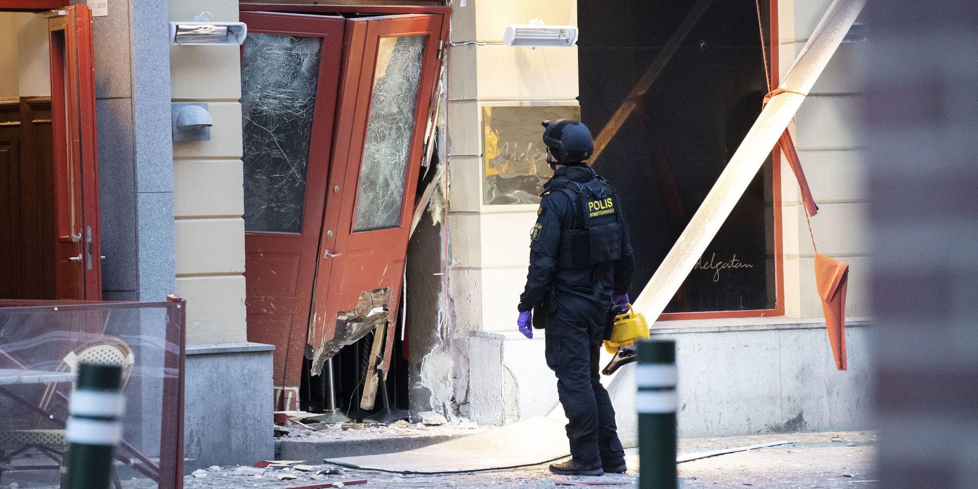 Bombteknikerna undersöker skadorna efter en explosion utanför en nattklubb på Adelgatan i centrala Malmö tidigt på tisdagsmorgonen.