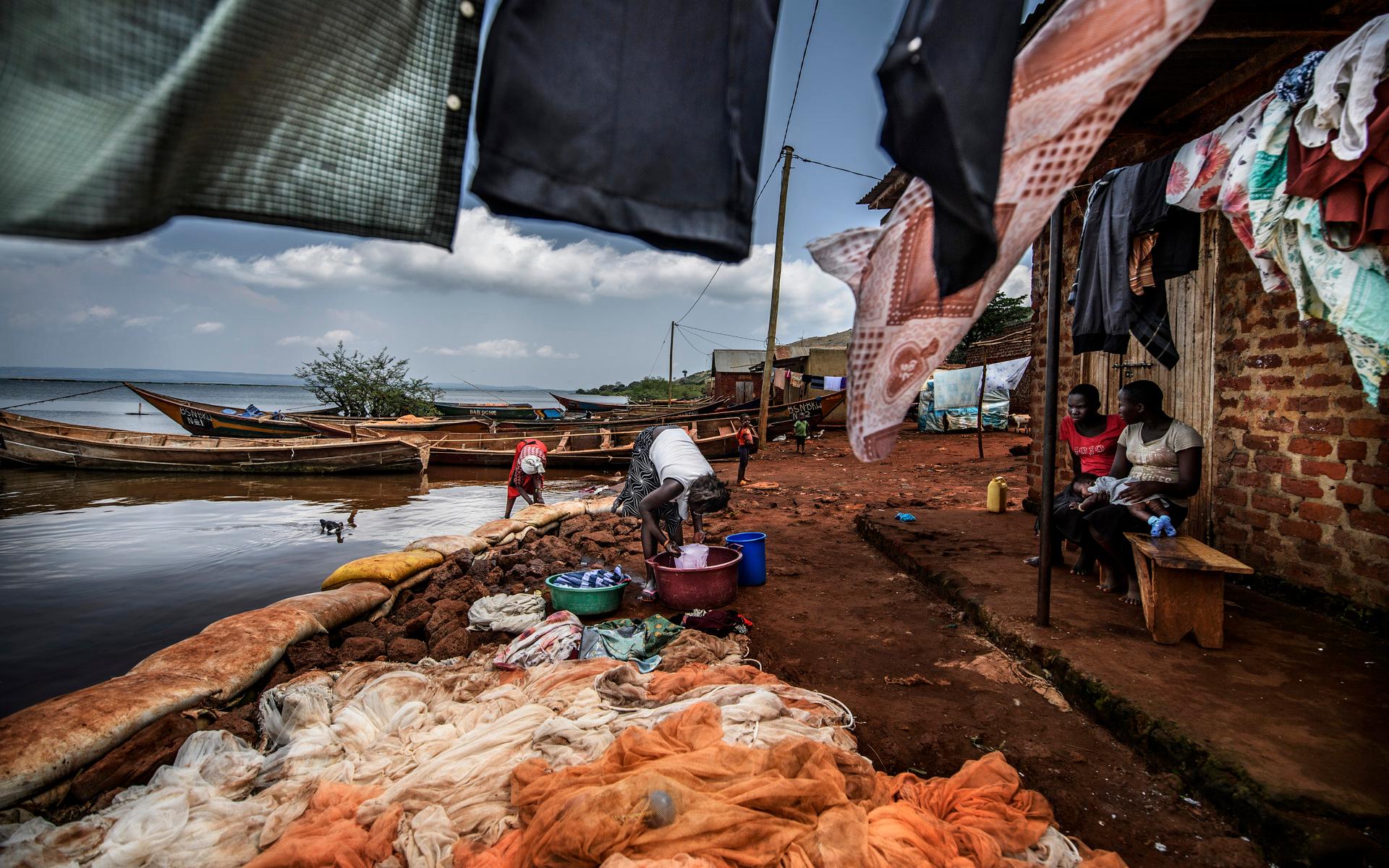 I fiskeläget Busana tvättar kvinnor kläder i plastbaljor vid Victoriasjöns strand, intill fiskenät som bretts ut för översyn. De allra flesta försöker åtminstone ta sitt dricksvatten från automaterna – om de har råd. Har man inga pengar finns inget val. 