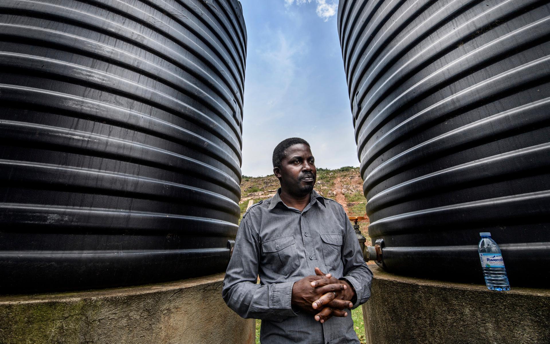 Arthur Kayaga är vatteningenjör och arbetar som ansvarig för vatten och sanitet i Buikwes lokala administration.