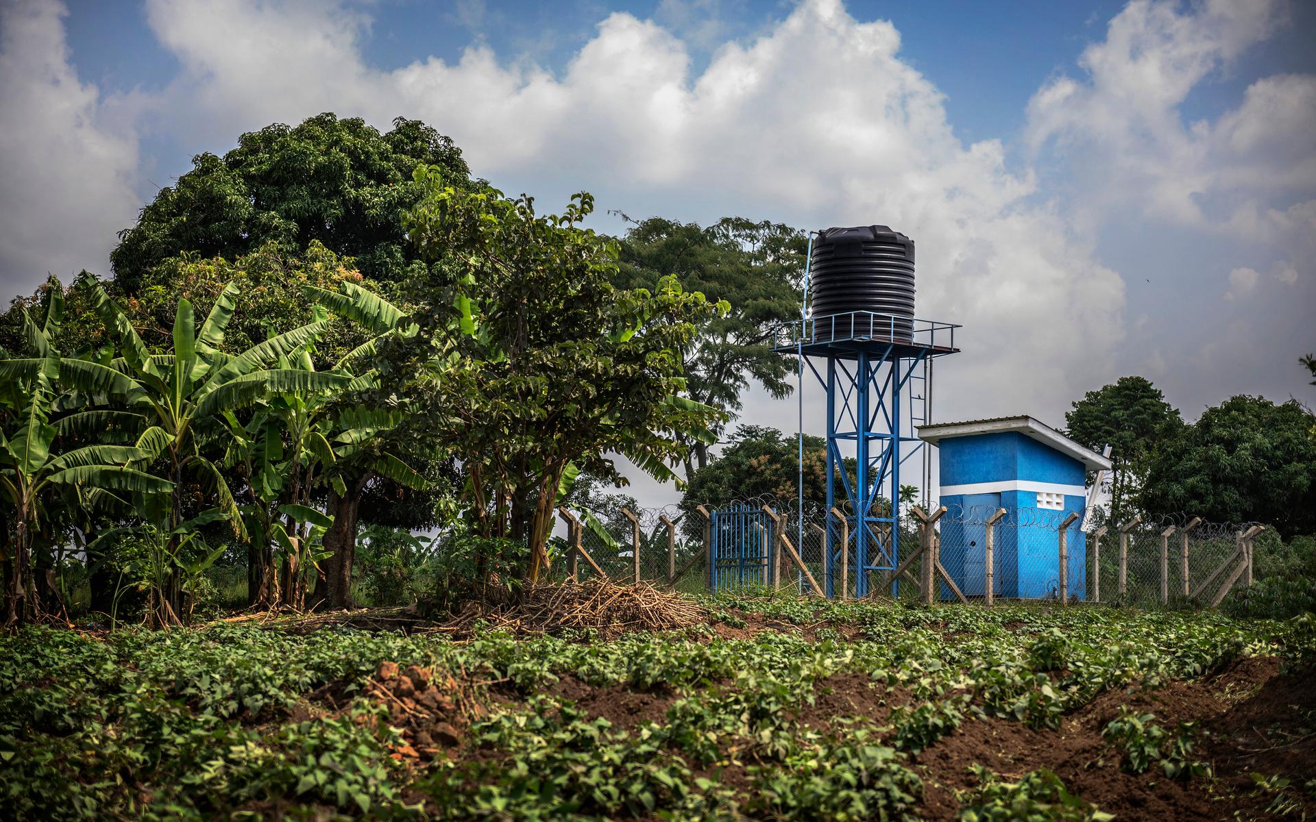 I byn Natyole är den naturliga höjdskillnaden för låg, så vattentanken har placerats på en plattform. I det lilla stationshuset renas vattnet, för att sedan via gravitationen föras ut till vattenautomaterna runtom i byn. Hela processen drivs med hjälp av solceller. 