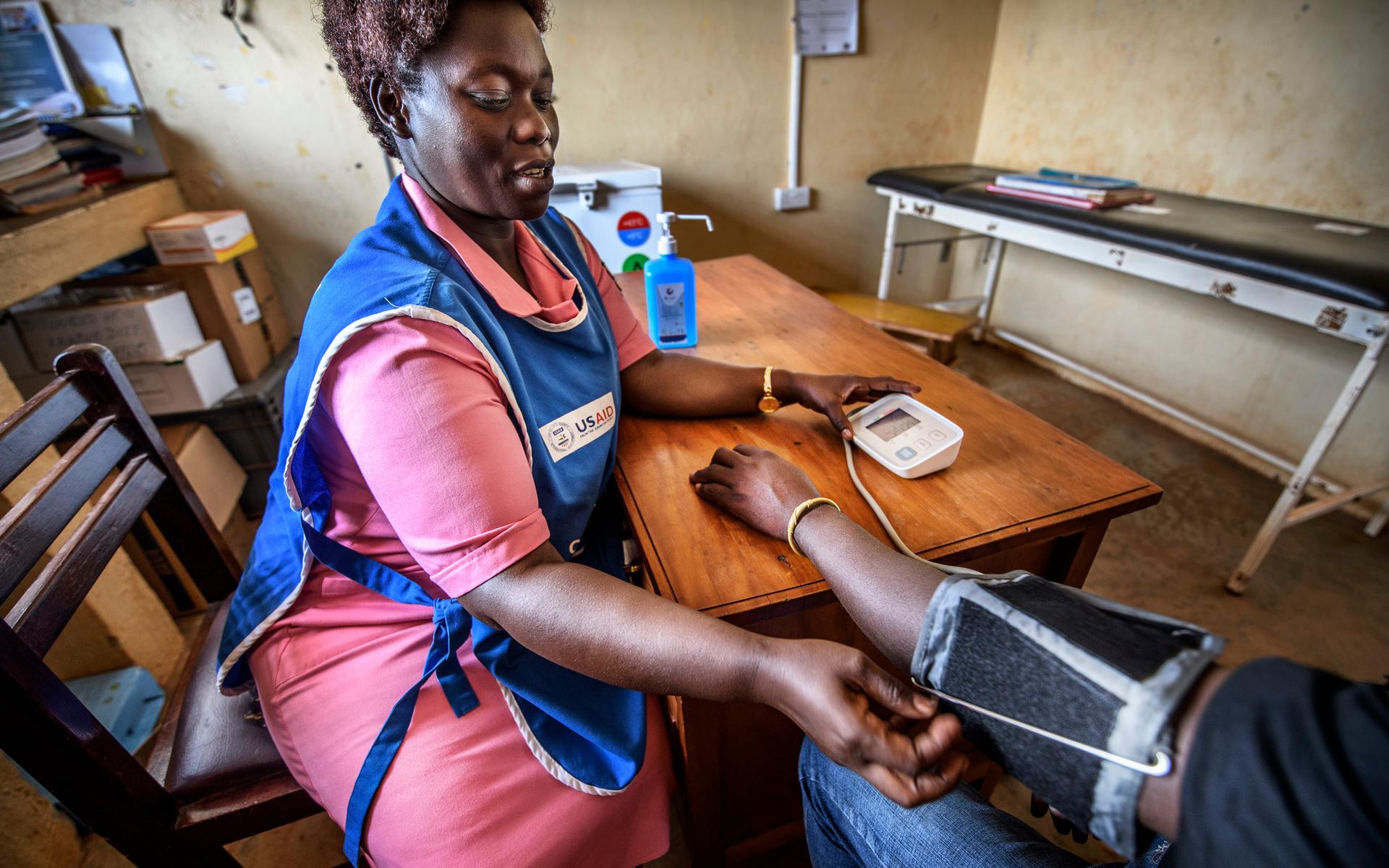 Sjuksköterskan Kevin Aboth tar emot patienter på hälsocentret i Tongolo. ”För några år sedan fick vi in många fall i månaden av vattenburna sjukdomar som dysenteri, diarré och kolera. Nu är det ovanligt att ens få in ett enda diarréfall”, säger hon. 