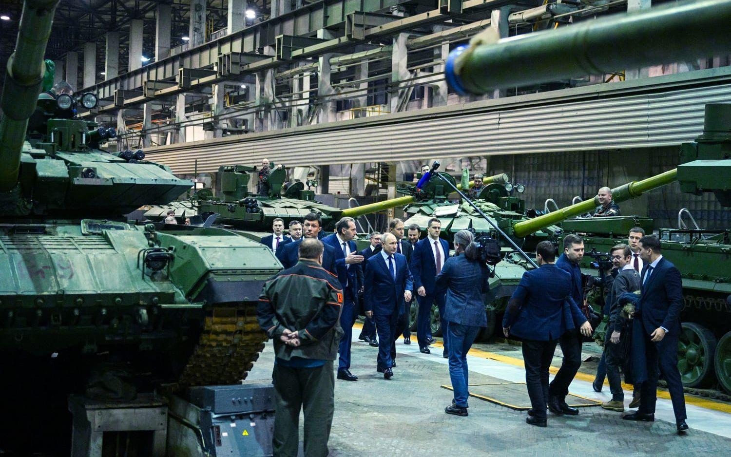 Rysslands president Vladimir Putin på besök i en vapenfabrik i Nizjnij Tagil i Uralbergen i februari. Arkivbild.