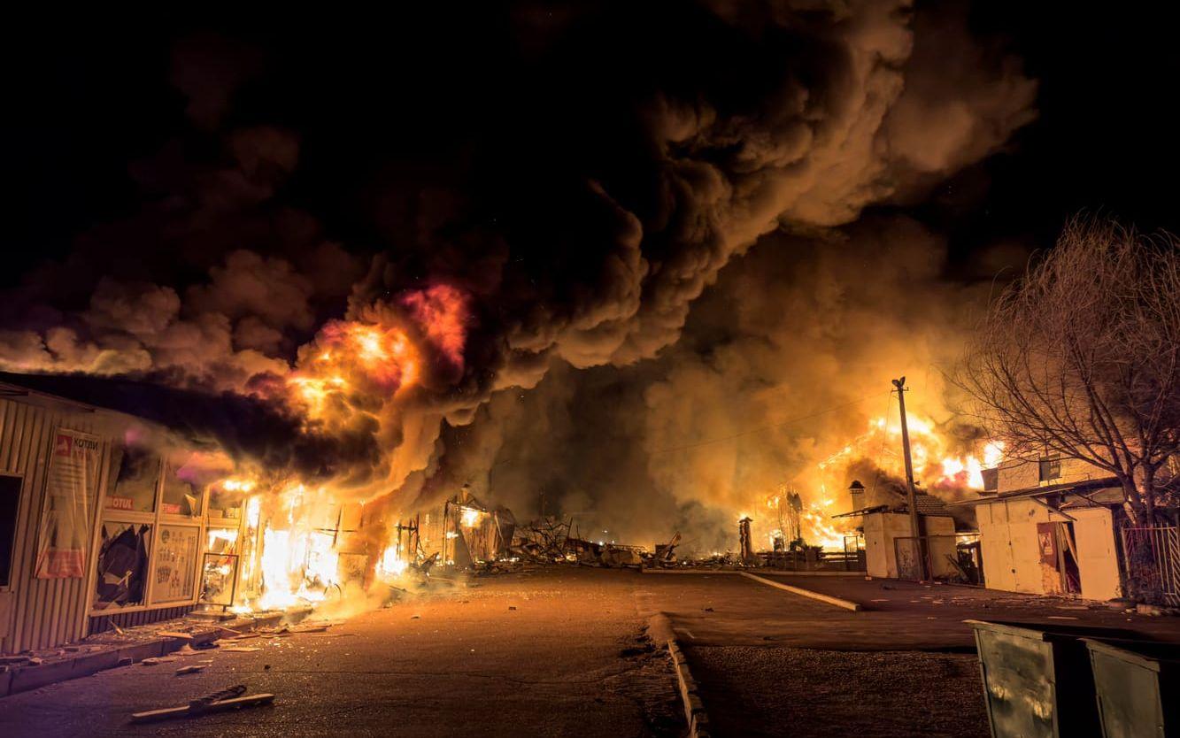 Ett marknadsområde står i brand efter ett ryskt anfall mot Mykolajiv i södra Ukraina. Bilden togs den 15 oktober.