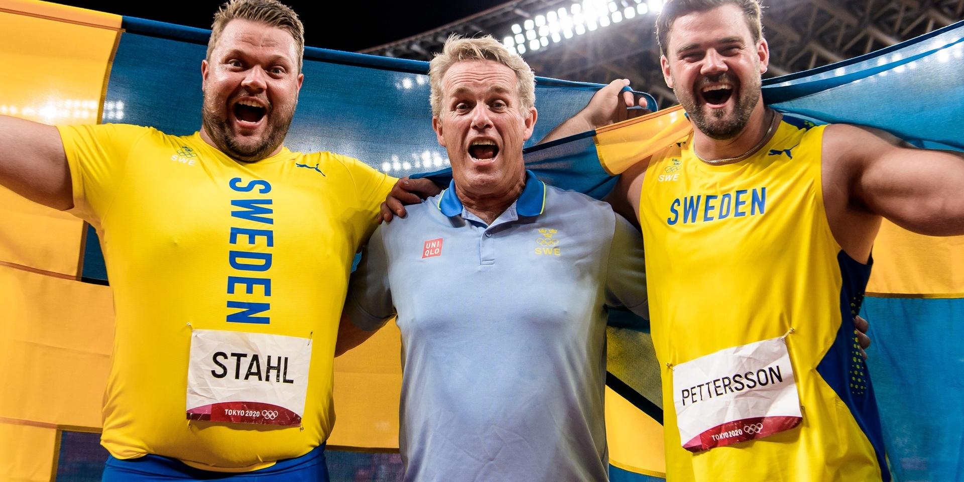 Tränare Vesteinn Hafsteinsson firar att  hans adepter Daniel Ståhl och Simon Pettersson tog både OS-guld och OS-silver i diskus.