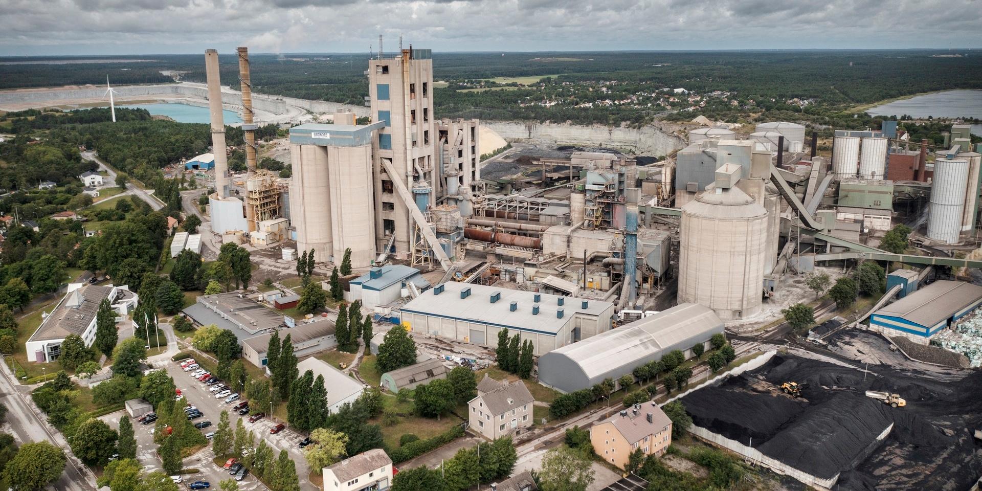 Cementas fabrik i Slite på Gotland kan stoppa sin brytning av kalk och produktion av cement på Gotland den 31 oktober. Arkivbild.